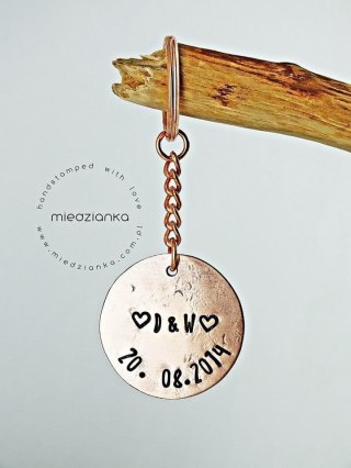 Brelok do kluczy z inicjałami i datą II